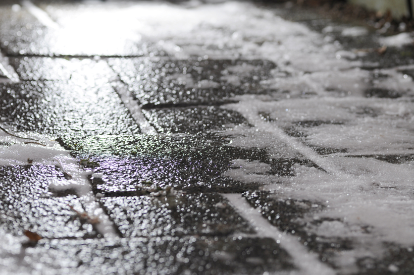 Slick ice on a footpath/Simon A. Eugster