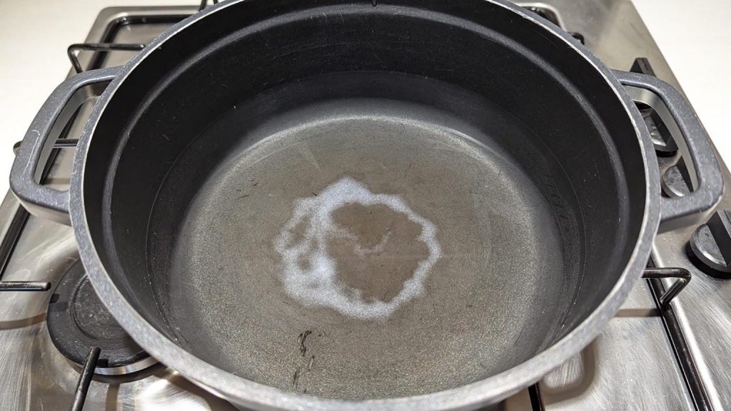 Releasing a handful of salt into a pasta pan can result in a circular ring deposit, which shows the sedimentation history of the particle cloud. Credit: Mathieu Souzy