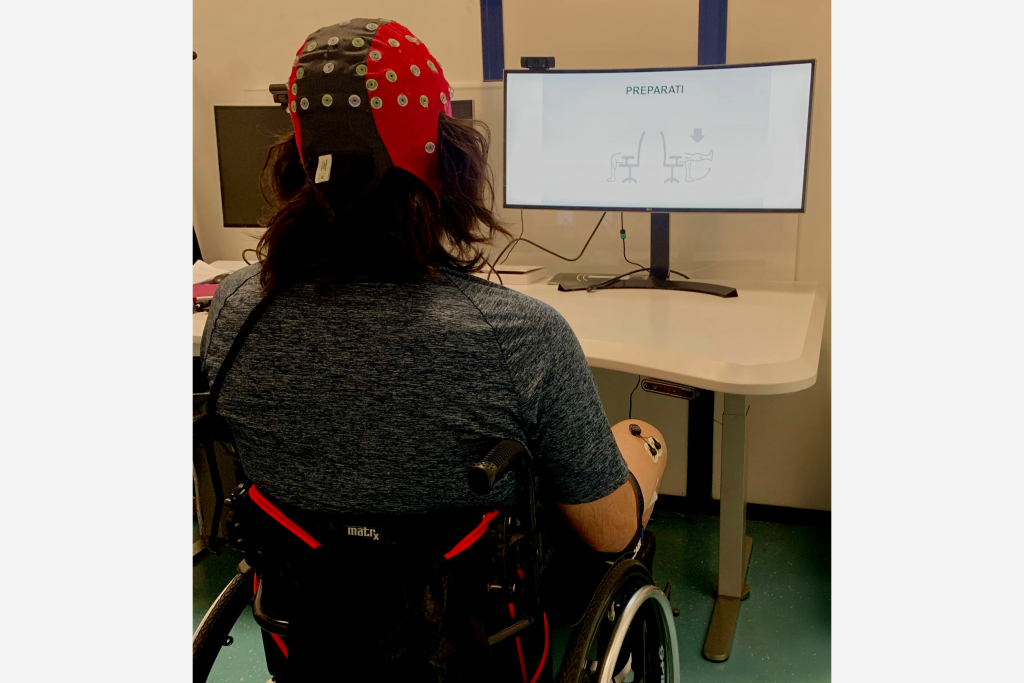 Signals from an EEG monitoring device could be used to send brain signals to a spinal cord stimulator, helping paralyzed patients control their limbs more effectively. Credit: Laura Toni