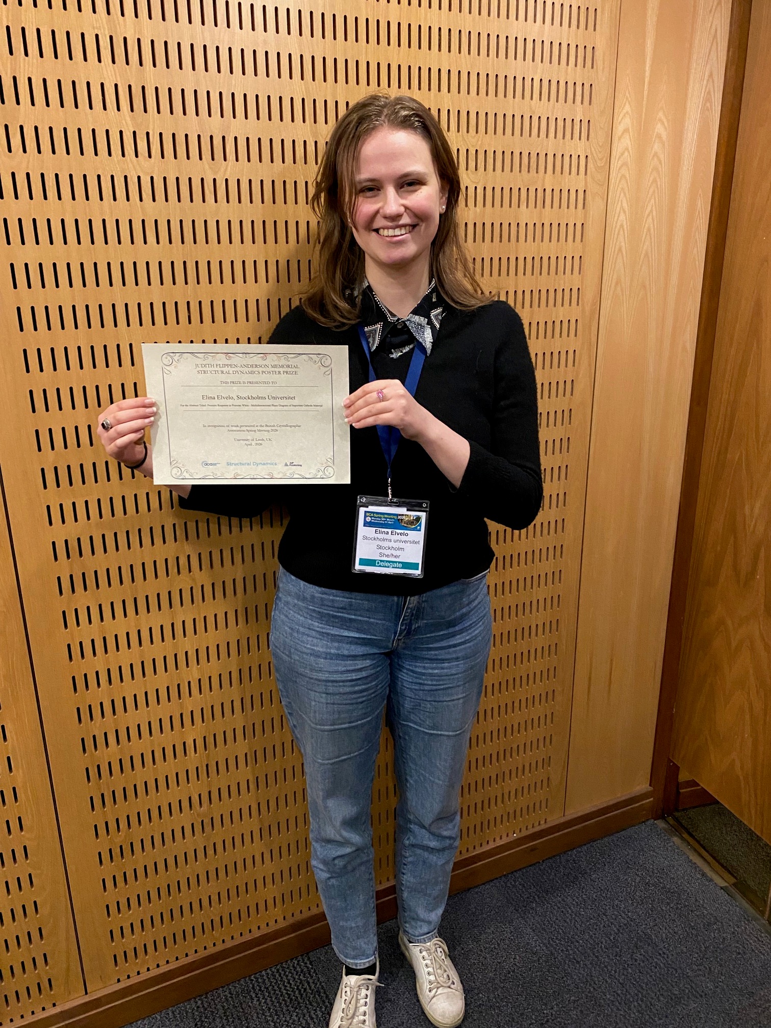 Image of Elina Elvelo holding her Poster Prize Certificate